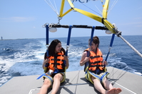 【宜野湾マリーナ】絶景アクティビティ！パラセーリング専用ボートでパラシュートを背に大空を飛ぼう！100ｍ