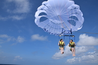 【宜野湾マリーナ】絶景アクティビティ！パラセーリング専用ボートでパラシュートを背に大空を飛ぼう！200ｍ